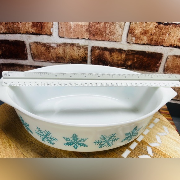 Vintage Pyrex 2 1/2 Qt oval casserole dish in the "Snowflake" pattern - Picture 3 of 7